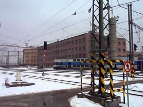 Odjezd jednotky CityElefant s nátěrem Najbrt ze stanice Praha hlavní nádraží