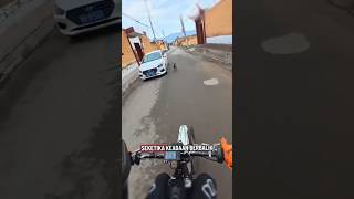 Download lagu Anjing Galak Malah Balik Dikejar Pemotor! Endingnya Nggak Nyangka! #funnyanimals mp3