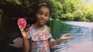 Aluna Débora Rebeca explicando o que aprendeu sobre as castanholas