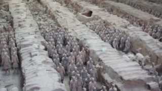 preview picture of video 'Close-up/panorama of Terracotta Army in Pit 1'