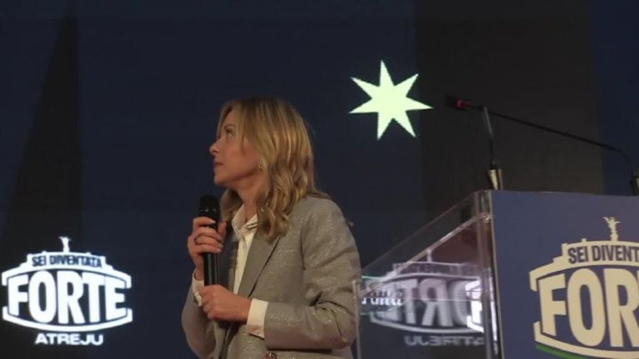 Meloni accoglie Abu Mazen sul palco di Atreju: "Sua presenza fa giustizia di tante bugie su di noi"