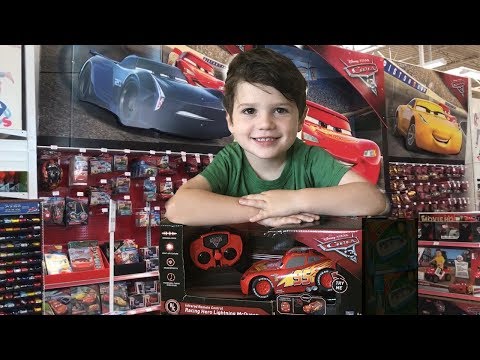 Disney Cars 3 Lightning McQueen Toy Hunt at Toys R Us