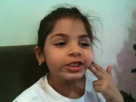 Mayra provando bala que estoura na boca