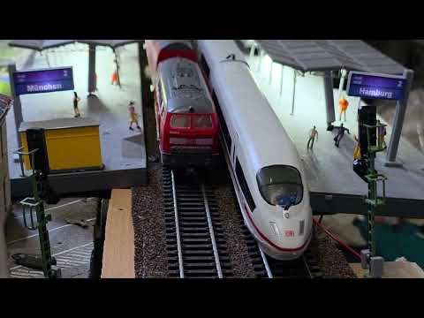 Der Bahnhof ist belebt.