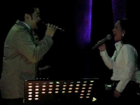 "Ingatlah Diriku" performed by Chandra feat. Sheila Majid