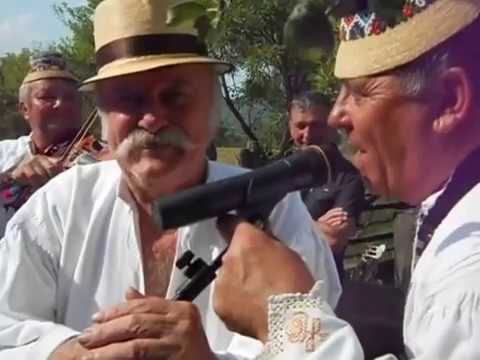 Grupul Iza   Jocul Satului  cu Mos Pupaza  in ograda lui  Ioan Pop Iza  La Hoteni 2013