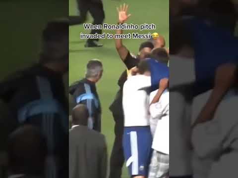 When Ronaldinho invaded pitch to meet Messi😂