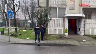 Milano, 70enne ucciso con una coltellata a Rozzano: i carabinieri sul luogo dell'omicidio