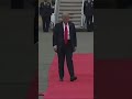 Trump struggles to walk straight when preparing to meet Putin