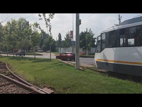 Tramvaiul V3A-CH-PPC #4015 pe linia 27 la Complex RATB Titan (Complex Comercial Titan)