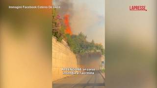 Taormina brucia e le fiamme minacciano le case, il video del sindaco De Luca: «Situazione tragica»