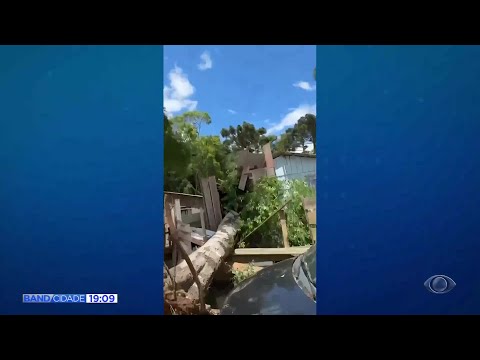 Ventania provoca estragos e cancela eventos de Natal em Curitiba