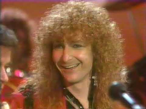 Autograph on American Bandstand (October 19, 1985)