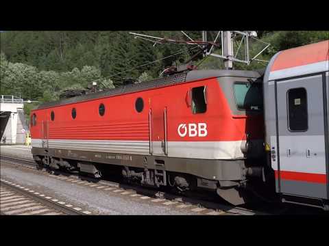 Züge am Sankt Anton am Arlberg Bahnhof