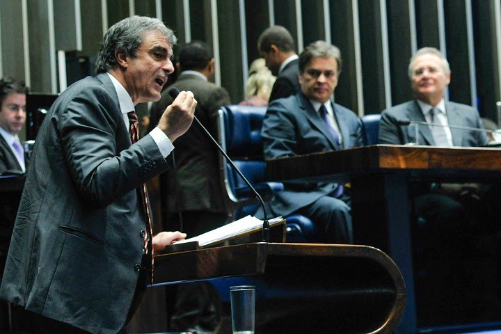 Dilma está sendo julgada por ter vencido eleições, afirma Eduardo Cardozo