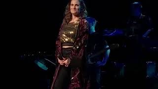 Idina Menzel sings &quot;Let it go&quot; with kids ( including Luke Chacko ) at her concert in Dallas