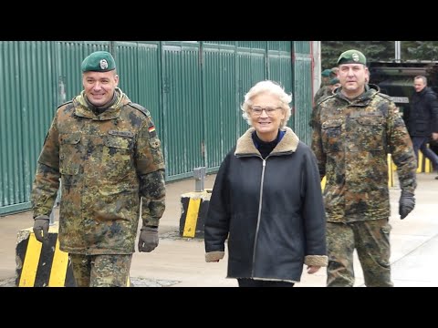 Bundesverteidigungsministerin Lambrecht im PzGrenBtl 371