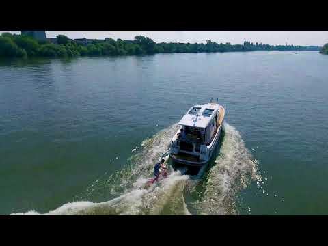 Nimbus 305 Coupé Wakesurfing