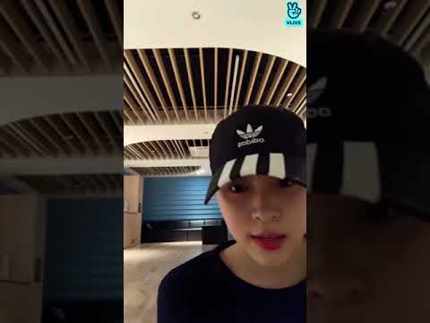 Itzy’s Chaeryeong and Yeji Dance to Orange Caramel’s ‘Aing’ | VLIVE
