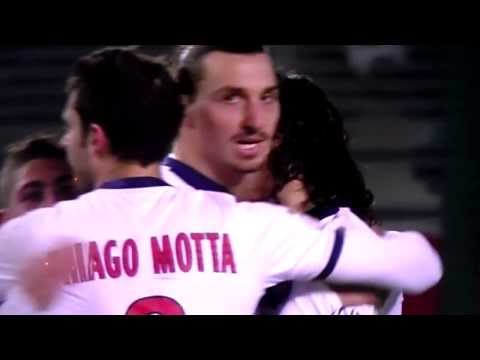 Ezequiel Lavezzi grabs Zlatan Ibrahimovic by his nose