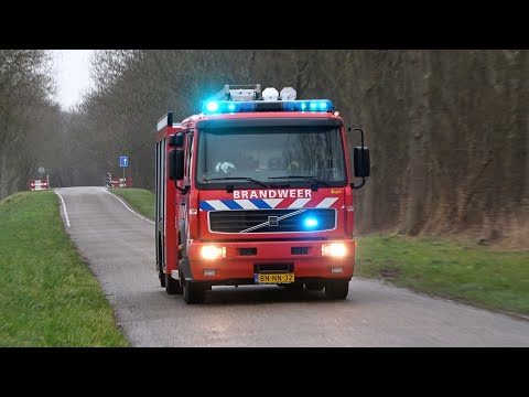 Brandweer Middenmeer [Oude & Nieuwe TS 10-5036] met zwaailicht en sirene in Middenmeer