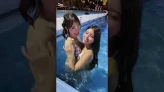 水着美女2人のおっぱいがつぶれちゃうよ！