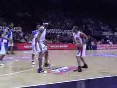 44 17-11-07 BCO-Mons - De score van Chuck Davis uit onmogeli