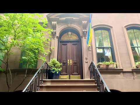 Perry St. in the West Village + Carrie Bradshaw’s House in Sex and The City ❤️