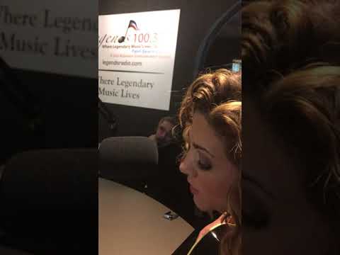 Jamie Floyd singing to Burt Reynolds