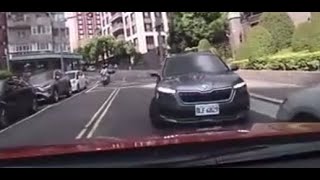 平時的我一定懶得理你，但當下我也在找車位，而且找了很久，所以只好送你下去（檢舉成功）（除了跨線，不依順行方向停車也能檢舉 56.1.6）