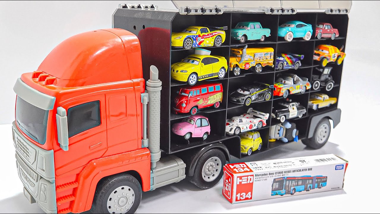 赤デカトラックの中に愉快なキャラクターのミニカーが入っている ロングタイプも