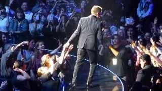 Michael Buble - Who&#39;s Loving You (Live)