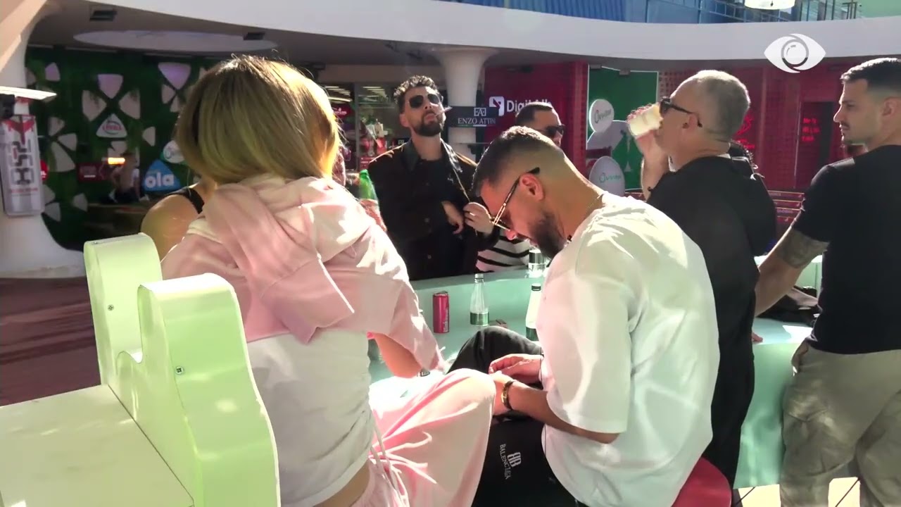 Tate du fustan…/ Artani këndon në oborr për banorët