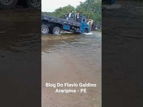 Perigo; Caminhoneiro Atravessar Açude Do Governo Que Está Sangrando Em Araripina -  PE.