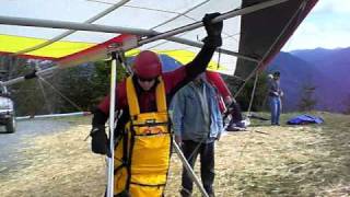 preview picture of video 'Hang Gliders Launch from Dog Mountain, 4-9-2011'