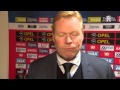 Ronald Koeman in gesprek met verslaggever Dennis van Eersel