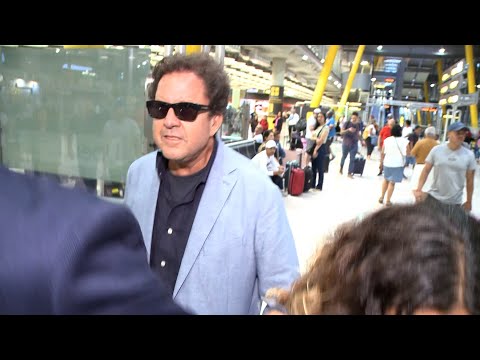 Chabeli Iglesias esquiva a las cámaras a su llegada a Madrid para la boda de Tamara Falcó