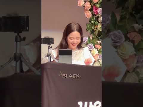 Doctor Jisoo at "ME" weverse fansign today🤭😄❤️[230506]#blackpink #jisoo
