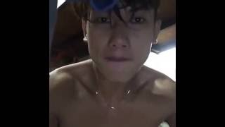 Hot boy Quảng Ngãi vừa hát vừa khoe hàng 