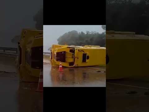 Carro forte tomba após bater na proteção da rodovia em Jaguariúna