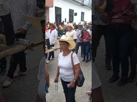 Desfile de Andas e  el festival del Torbelliino  y el requinto. Puente Nacional Santander
