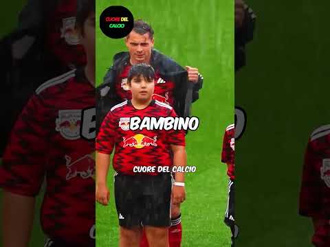 I calciatori proteggono i bambini dalla pioggia 😅💖