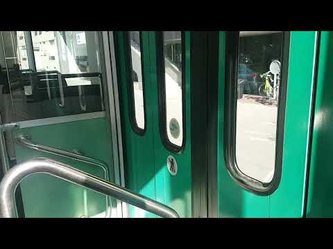 Mitfahrt im Tram Cornichon der BVB Linie 21 FCB/Zwischen Gewerbeschule und Badischen Bahnhof BaselBS