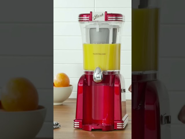Vídeo relacionado con Nostalgia Estación de Bebidas Congeladas de 1,2 Litros Perfecta para Granizados, Copos de Nieve, Margaritas, Daiquiris, Cuchillas de Acero Inoxidable, Almacenamiento del Cable, Rojo Retro