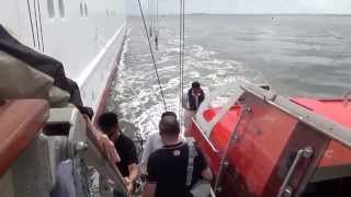 preview picture of video 'Traumschiff MS Deutschland Ausflug Texel Insel Holland Tenderschiffe zum Hafen'
