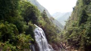 preview picture of video 'Sapa, Stupenda panoramica dal ponte, cascate e bamboo'