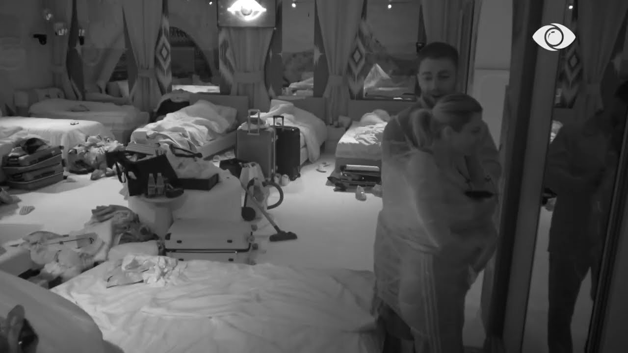 Të shtrirë në një krevat, Roza ngacmon Meritonin: Epo që të flija në një shtrat me ty…