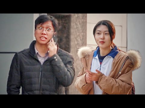 逃課女生在街頭找路人幫忙請假