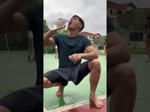 pov: Bila kau sorang bawak air minum