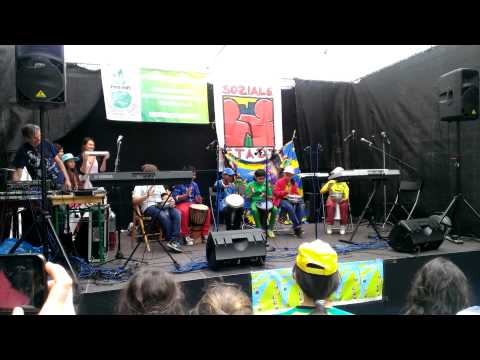Neuköllner Kids spielen Darbuka und Djembe wie die Teufel ;-)